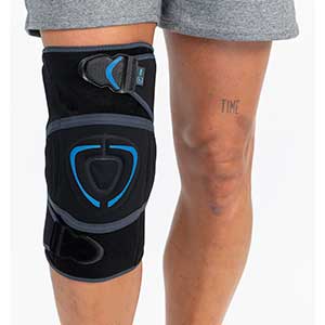 Rodillera envolvente con articulación policéntrica