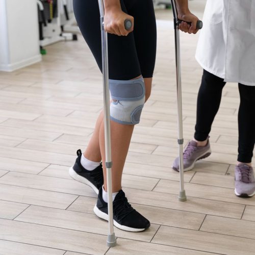 medical-assistant-helping-patient-with-physiotherapy-exercises (1)